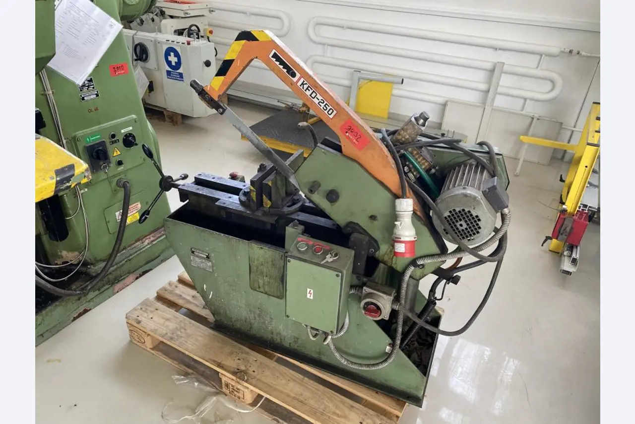 Kovoobrábecí stroje a pracovní obuv-1